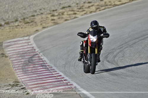 La Ducati Hypermotard SP nos pone la piel de gallina en el circuito de Castellolí