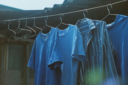 Colocar as camisetas em cabides errados pode danificar a gola delas | Imagem: Kim Nguyen (Pexels)