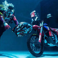 Meterse 42 metros bajo el agua con una trail es posible. Lo ha hecho este buzo con su Honda para batir un récord mundial