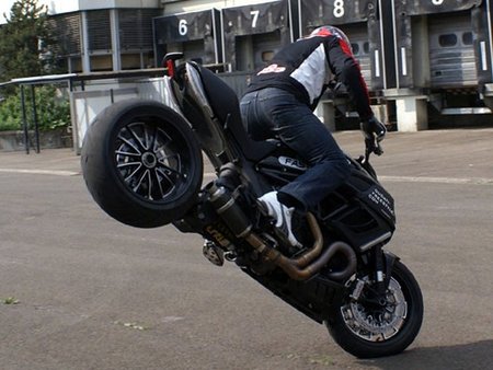La Ducati Diavel también hace Stunt