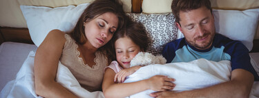 ¿Tu hijo ya es mayor y ocasionalmente sigue yendo a tu cama por las noches? No hay de qué preocuparse 