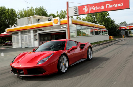 Ferrari gana 69.000 euros y Tesla pierde 11.000 euros por cada coche que venden, según un estudio