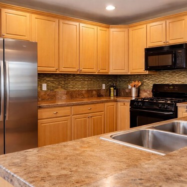 Las cocinas de los 90 vuelven en 2026, pero no todo merece regresar 