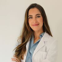 María Rogel, dermatóloga: "Los cabellos finos deben evitar champús hidratantes y densos, es mejor usar champús suaves y ligeros para dar volumen"  