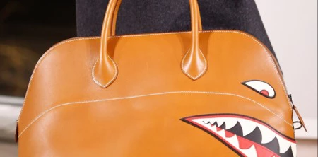 Hermès acepta el desafío de desdramatizar la moda masculina dándole un nuevo twist a su bolso Bolide
