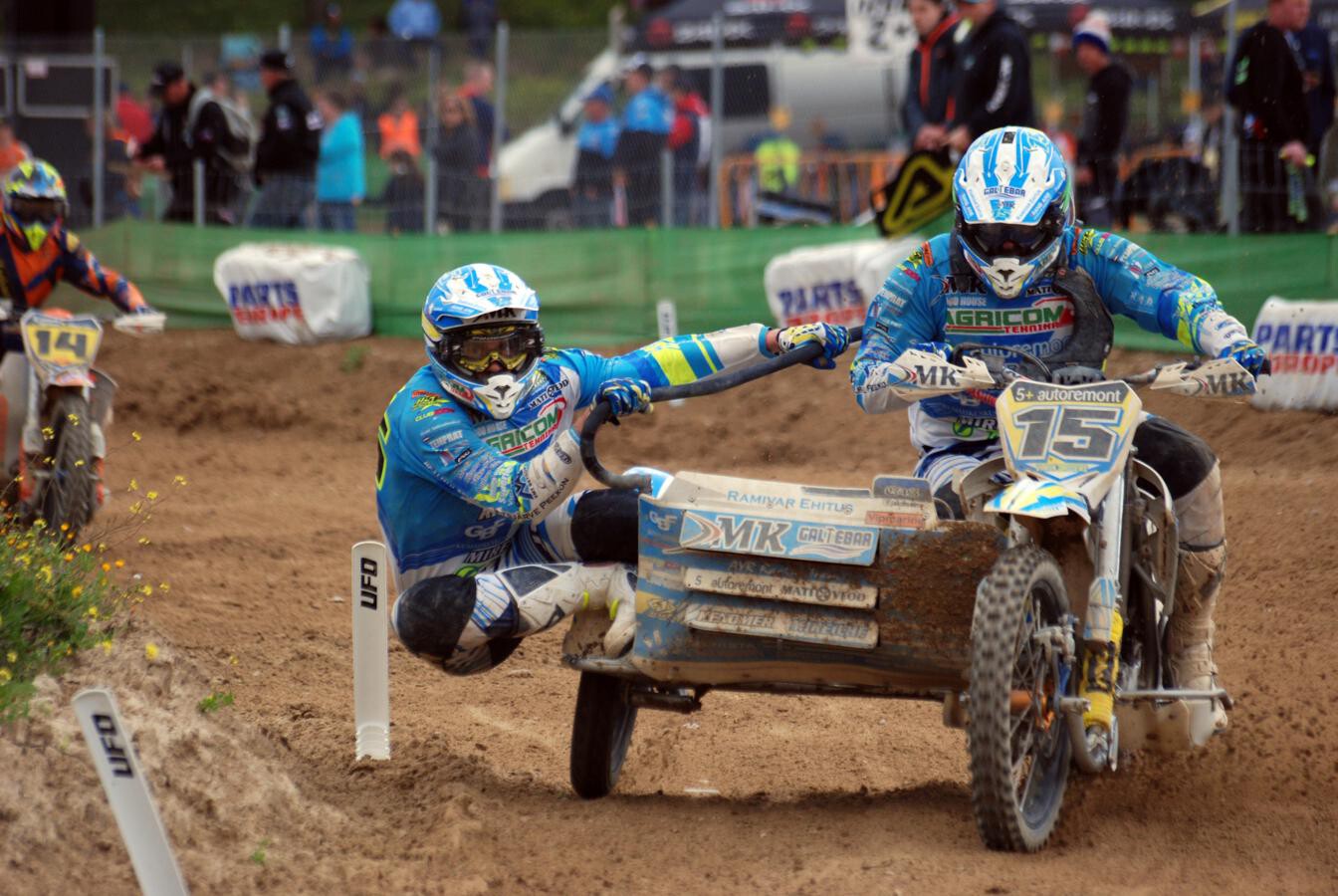 Derrapes, saltos y accidentes a dúo sobre una moto: prepárate para la Sidecarcross, la competición más loca del motociclismo