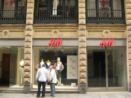 Polémica en la nueva campaña de H&M por la extrema delgadez de una modelo