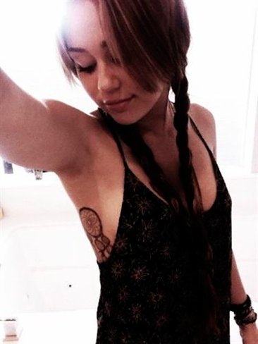 Miley Cyrus se vuelve a gustar de lo lindo en Twitter
