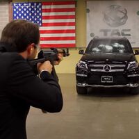 Si Elon Musk confiara de verdad en la Tesla Cybertruck se habría puesto tras el parabrisas como hizo este CEO... mientras le disparan con un fusil