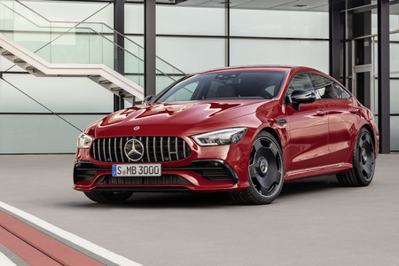 El Mercedes-AMG GT de cuatro puertas ya tiene nueva versión de acceso "GT 43", de seis cilindros y 367 CV