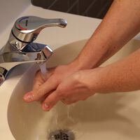 Meu encanador me recomendou fazer isso uma vez por semana para evitar que os canos de casa tenham mau cheiro. E funciona. 