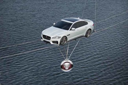 ¿Qué hace el Jaguar XF circulando sobre un cable de acero?