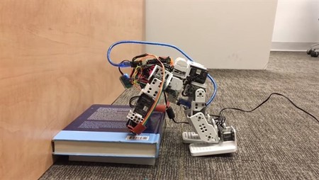 Este robot es el primero que evita caerse usando las manos