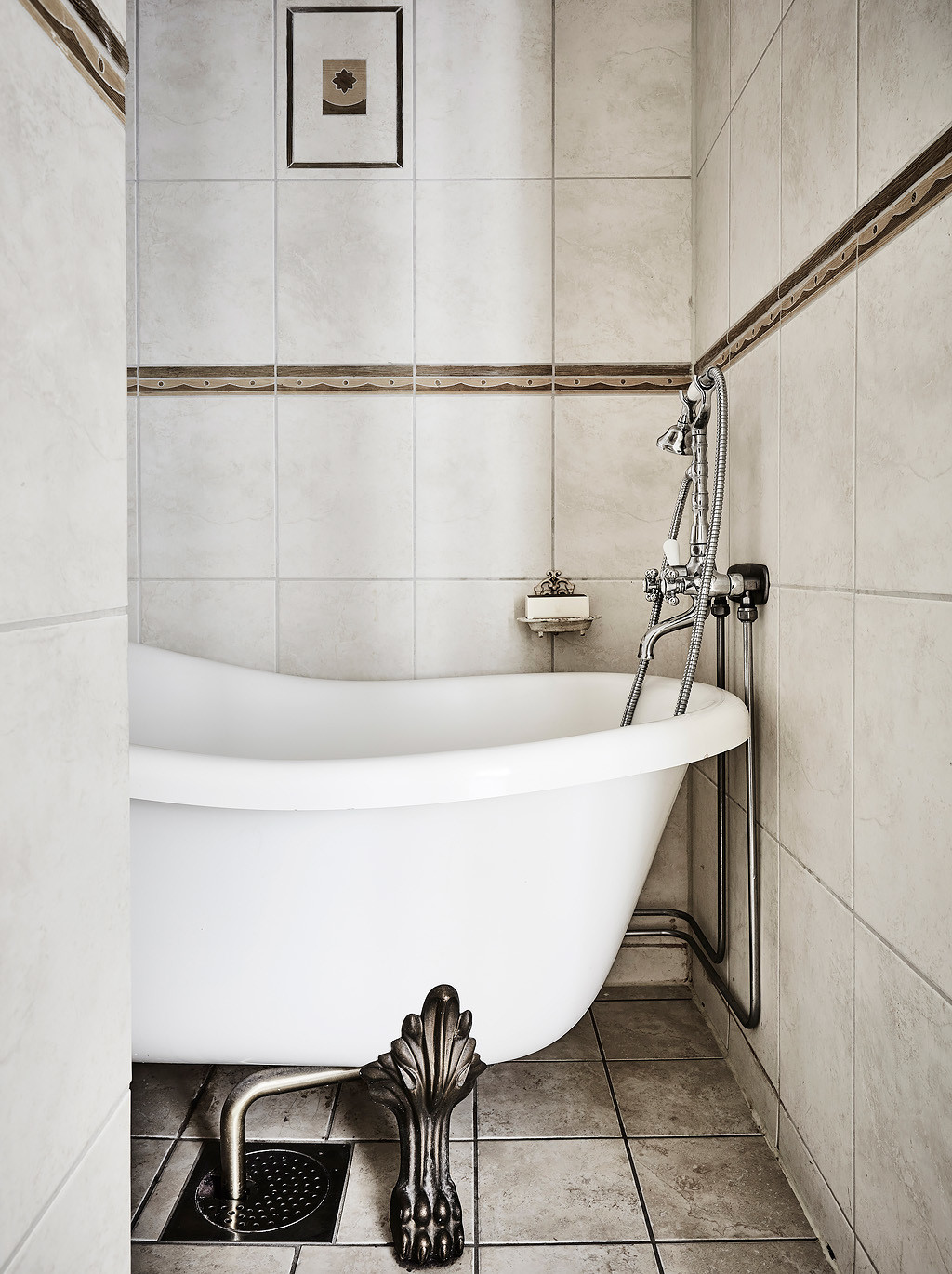 El encanto de las puertas viejas frente al blanco impoluto de esta casa