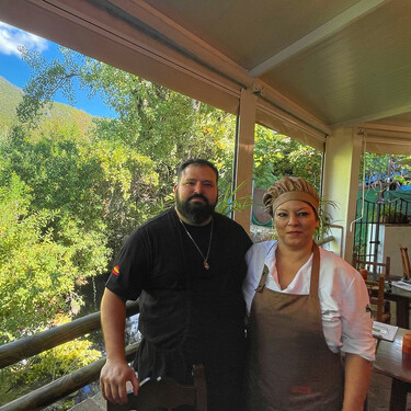 El restaurante junto a un río que tienes que conocer en plena Sierra de Cádiz: “Lo tenemos todo, naturaleza, tranquilidad y buena materia prima” 