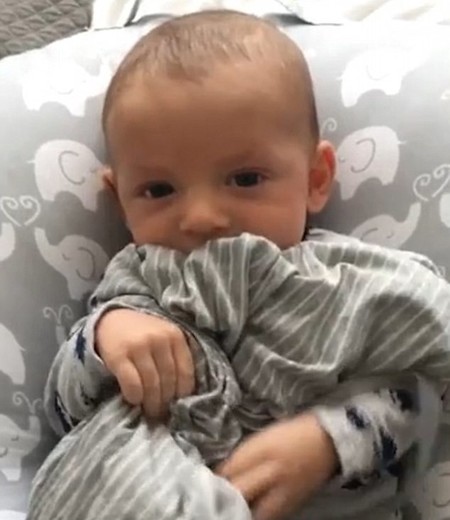 Un papá consigue calmar a su bebé al darle una camiseta usada de mamá