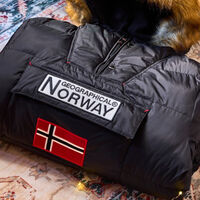 Geographical Norway desata la locura con sus rebajas: esta chaqueta acolchada con gorro de piel cuesta menos de lo que imaginas    