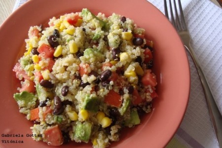 Ensalada de judías negras, quinoa y vegetales. Receta saludable