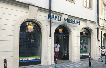 路上にあり、そこが世界最大の Apple コレクションであることを示す標識はほとんどありません。