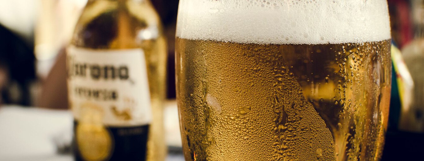 Llevamos toda la vida bebiendo cerveza en la playa para refrescarnos. La ciencia avisa del gran peligro para nuestro cuerpo