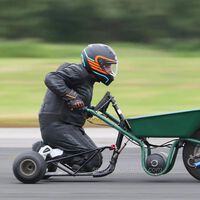 "Es incómodo y aterrador". Este récord Guinness de velocidad con una carretilla motorizada es tan absurdo que nos encanta 