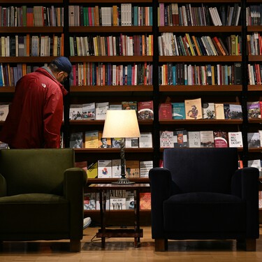 hombre enb bibliuoteca