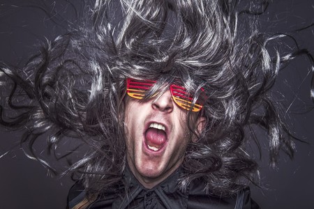 ¿Por qué hay gente joven a la que le salen canas?