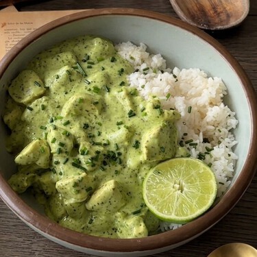 Pollo en salsa de cilantro con arroz blanco: un platillo elegante y reconfortante para consentir a mamá
 