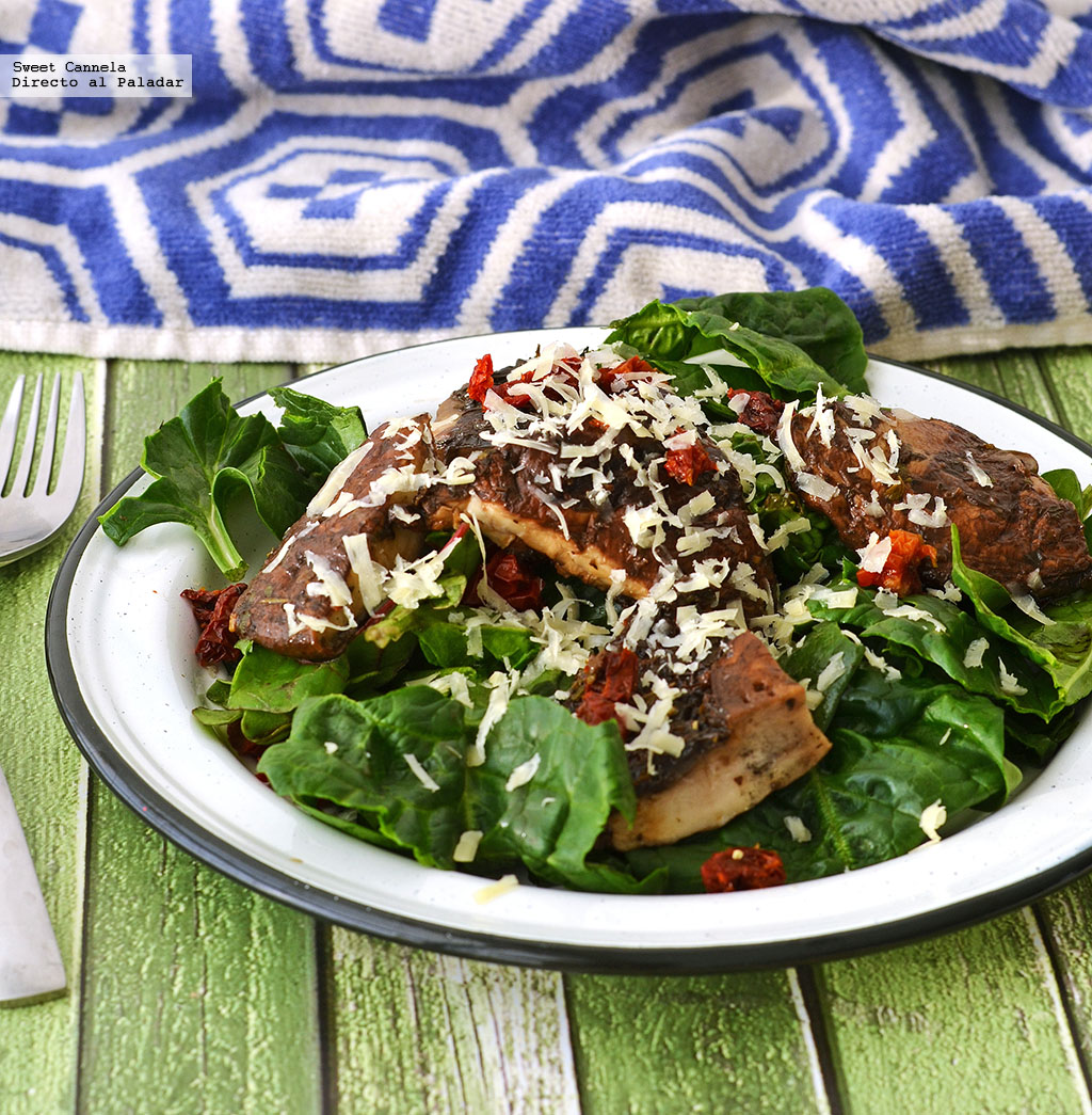 Ensalada de espinacas con hongos portobello al grill. Receta