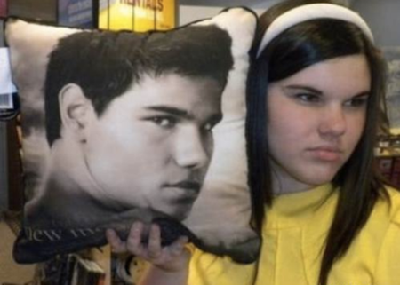 Pero... ¿esta quién demonios es, la hermana de Taylor Lautner?