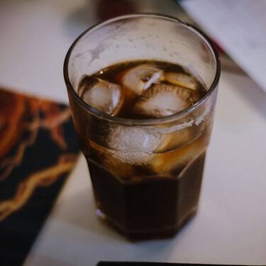 La cubitera de Tiger por solo cinco euros que prepara hasta 32 cubitos de una sola vez y también los almacena