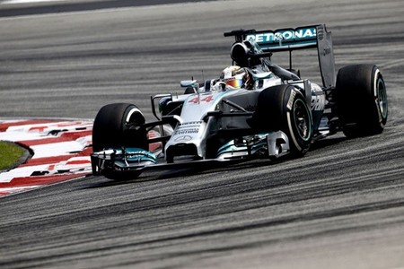 Lewis Hamilton gana un "entretenido" Gran Premio de Malasia