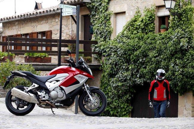 Honda Crossrunner y Miki la busca