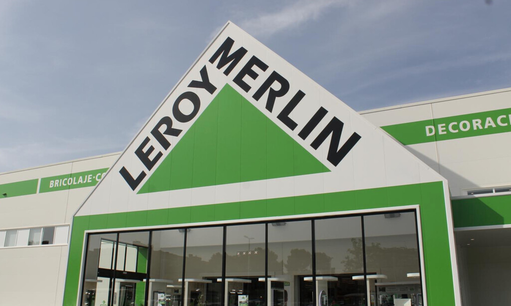 Este es el tendedero de techo perfecto para secar la ropa en pisos pequeños los días que llueve y lo puedes comprar en Leroy Merlin 