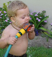 Jugar con agua y arena, divertido y educativo