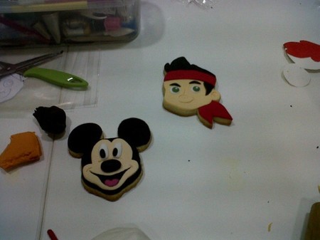Hemos celebrado el 15 aniversario de Disney Channel aprendiendo a decorar galletas con plastichuche en Tartilandia