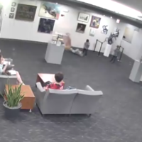 Un niño de cinco años rompe una obra de arte de un centro cultural...¿dónde estaban sus padres en ese momento?