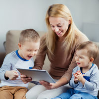 Las familias monoparentales con dos o más hijos serán reconocidas como familia numerosa