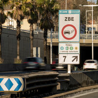 Barcelona se plantea vetar la entrada de coches con etiqueta B a la Zona de Bajas Emisiones