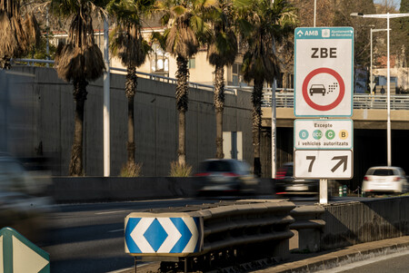 Barcelona se plantea vetar la entrada de coches con etiqueta B a la Zona de Bajas Emisiones