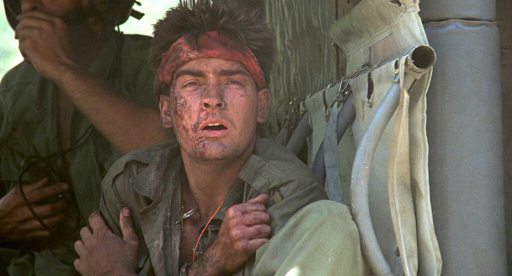 Charlie Sheen audicionó dos veces para una cinta bélica: una película donde casi muere en manos del ejército