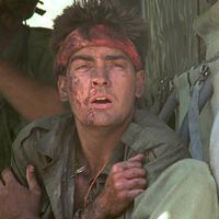 Charlie Sheen audicionó dos veces para una cinta bélica: una película donde casi muere en manos del ejército 