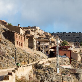 Las mejores vistas de Zaragoza se encuentran en este pueblo poco conocido de 29 habitantes, cuestas imposibles y casas saliendo de la montaña