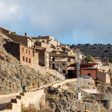 El diminuto pueblo de Zaragoza con unas vistas de vértigo: 29 habitantes, calles imposibles y casas que desafían al terreno 