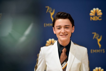 Noah Schnapp lleva la logomanía de Fendi a la alfombra roja de los premios EMMY