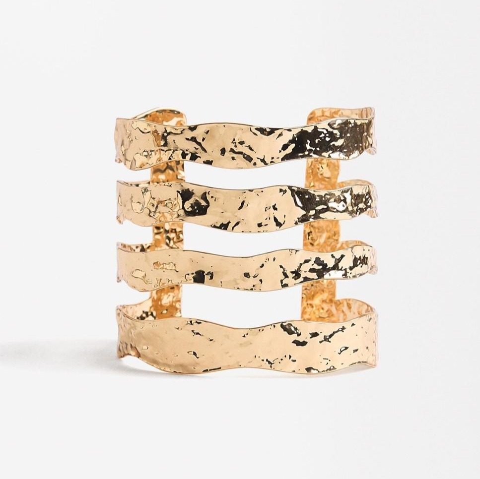 Parfois - Pulsera rígida con cuatro hileras unidas efecto martillado.