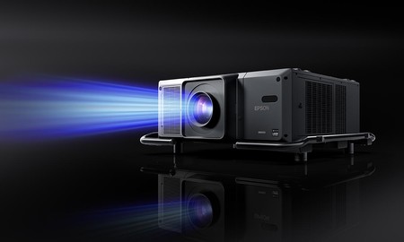 Este proyector de Epson es escalable: se pueden montar dos juntos para llegar a 60.000 lúmenes y una resolución 4K