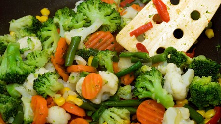 Cómo hacer verduras al vapor sin vaporera: el truco que te ahorrará tiempo, para pechugas, carne asada o pescado