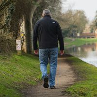Há muitas pessoas que andam olhando para baixo: a ciência acredita que isso tem explicação