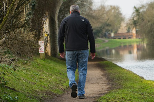 Andar olhando para baixo não é apenas um sinal de timidez ou depressão | Imagens: Caspar Rae